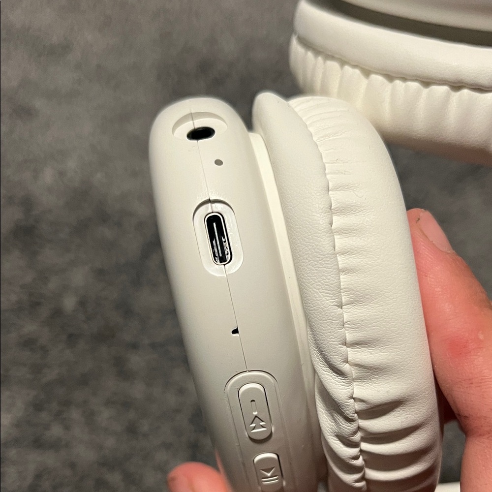 Over-Ear White Headphones - Picture 8 of 8